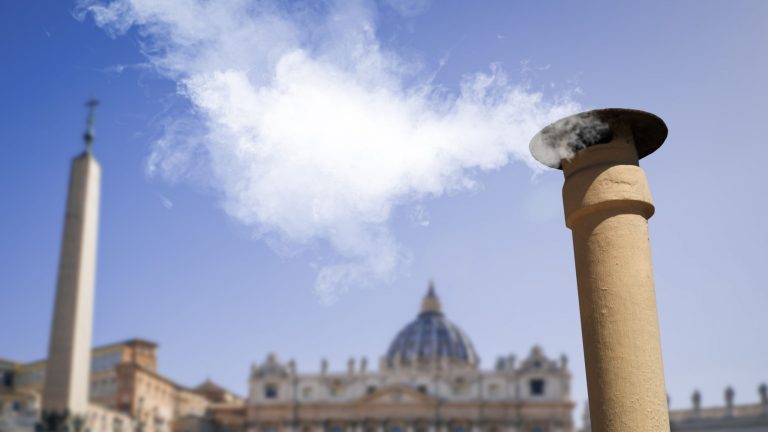Preta ou branca? Como se faz a fumaça que anuncia
