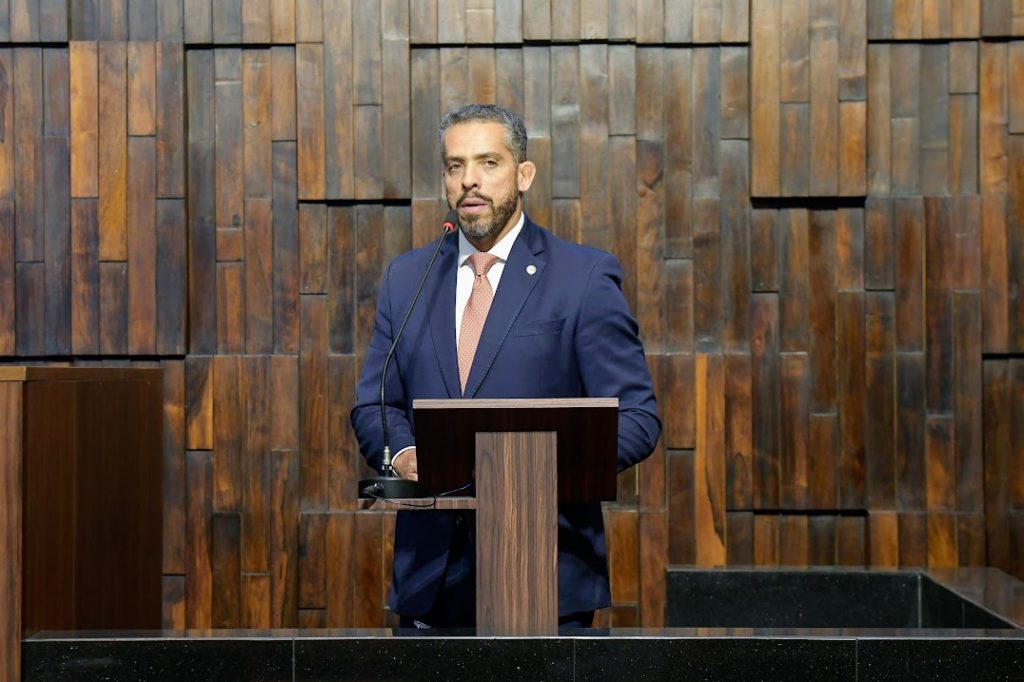 Rodrigo Amorim apresenta projeto para tratar como caso de saúde