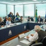 Rodrigo Amorim vira alvo de brincadeiras na CCJ por novos