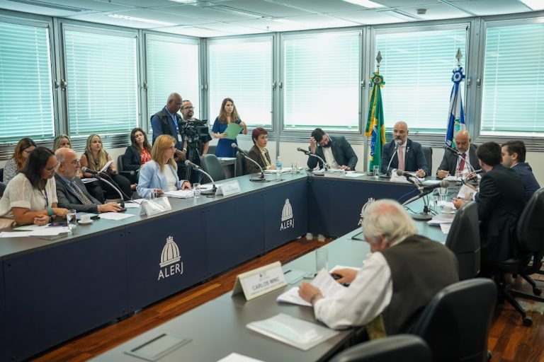 Rodrigo Amorim vira alvo de brincadeiras na CCJ por novos