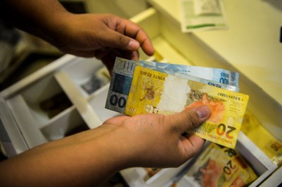 STF dá 180 dias para Congresso criar lei para tornar