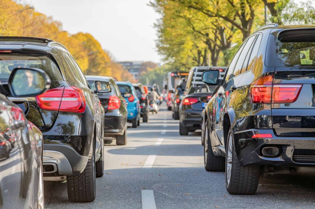SUVs e caminhonetes agravam trânsito, acidentes e poluição, dizem estudos