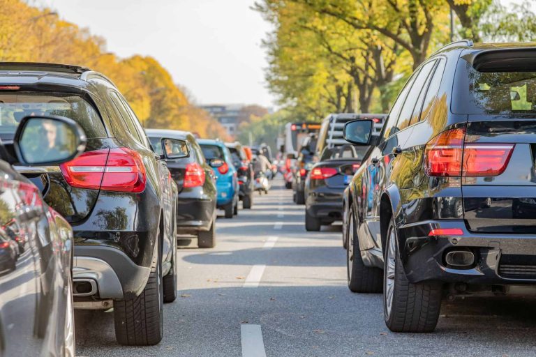 SUVs e caminhonetes agravam trânsito, acidentes e poluição, dizem estudos