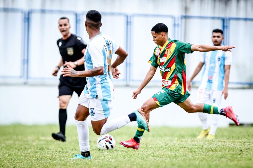 Sampaio impõe derrota ao Maracanã, fora de casa, e entra
