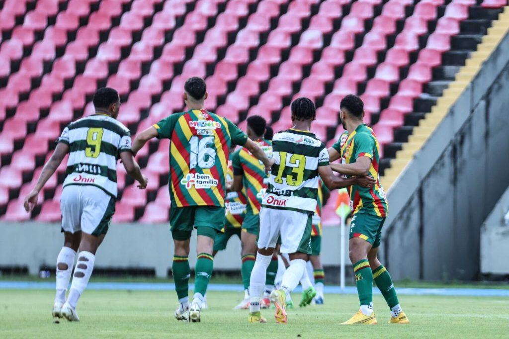 Sampaio larga na frente, mas vacila e cede empate ao