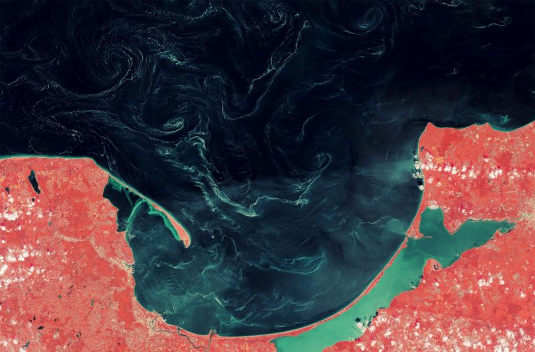 Satélite flagra formação enigmática girando no Mar Báltico