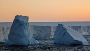 Satélite flagra maior iceberg do mundo encalhado perto de ilha