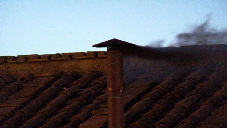 Sem novo papa: primeiro dia de conclave sai fumaça preta