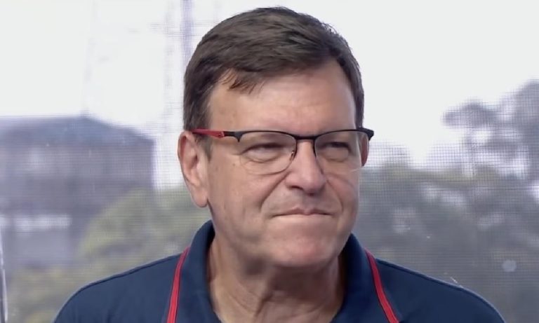 Sergio Mauricio repete erro e irrita público