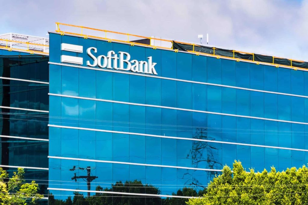SoftBank acelera investimentos em IA após reverter prejuízo bilionário