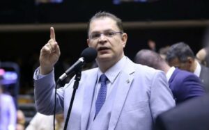 Sóstenes se recusa a explicar fala sobre emendas e invoca