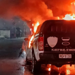 Suspeito de atear fogo em viatura morre em confronto com