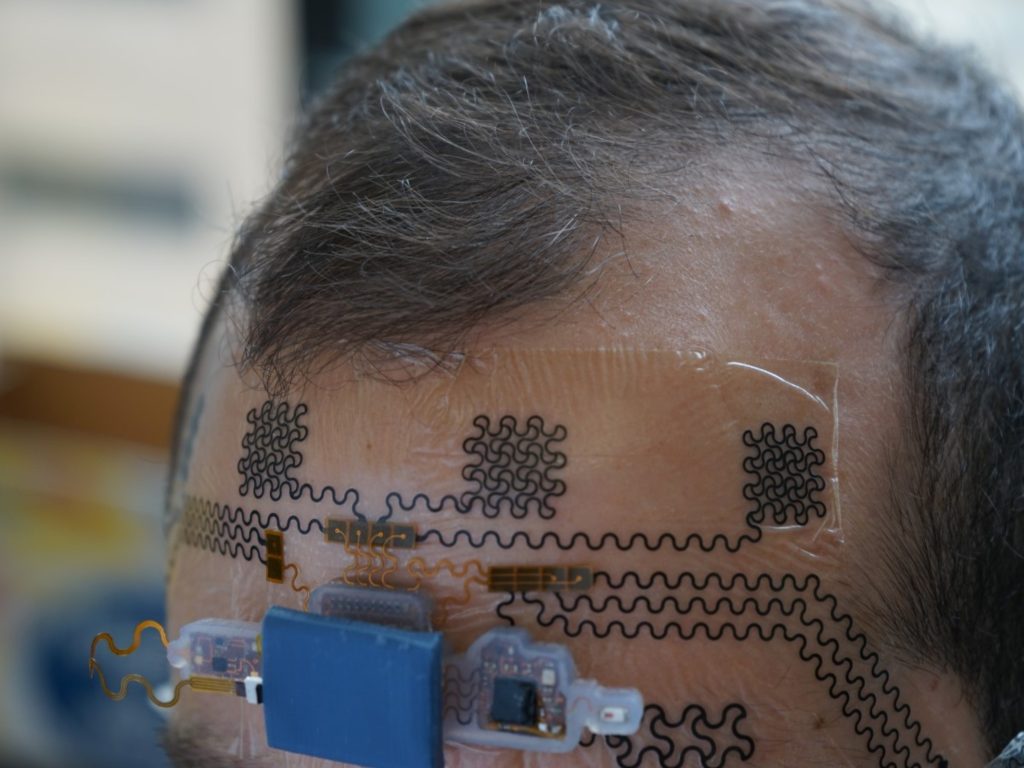 Tatuagem eletrônica monitora o cérebro e pode prever burnout
