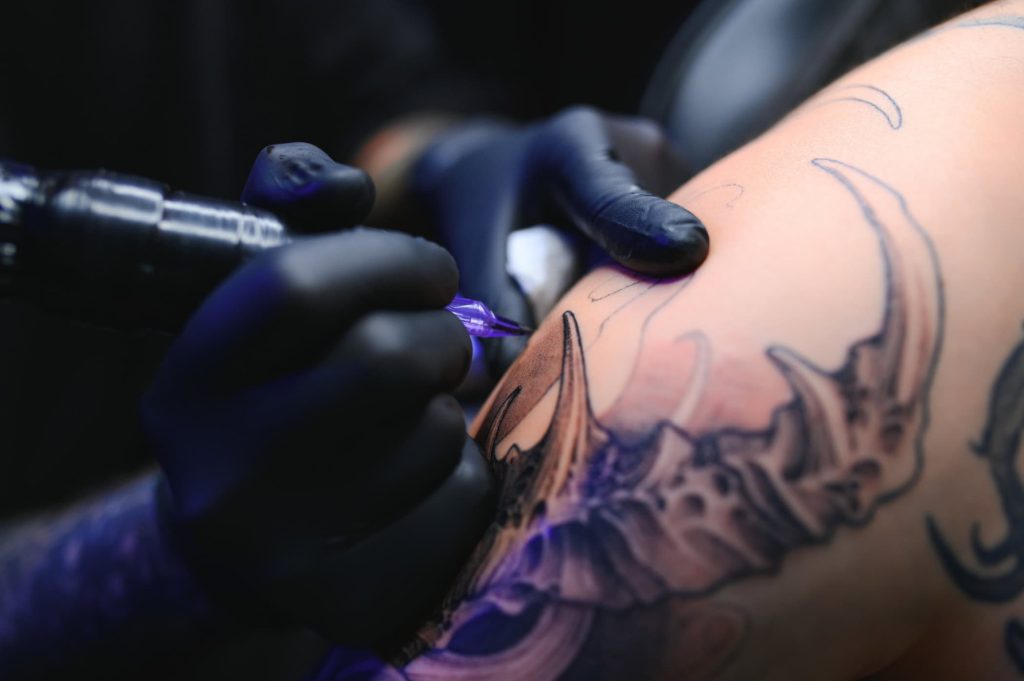 Tatuagens nunca vistas são descobertas em múmia de 800 anos