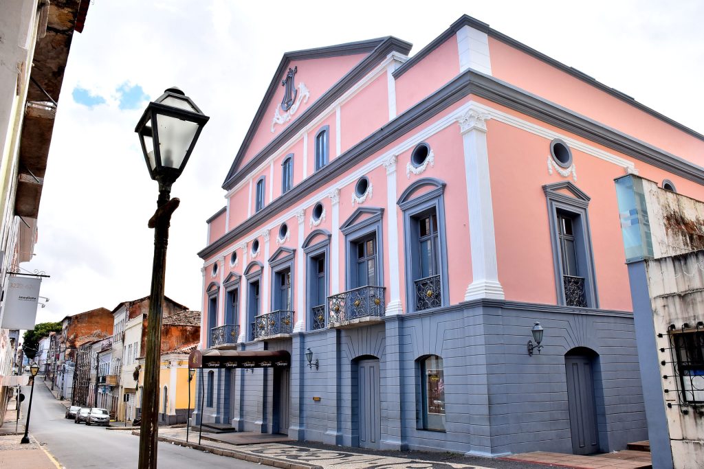 Teatro Arthur Azevedo celebra 208 anos com programação aberta ao