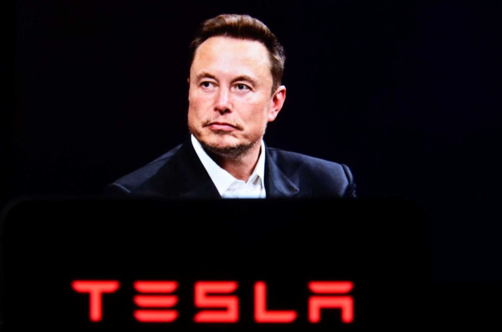 Tesla vai revisar salário bilionário de Elon Musk