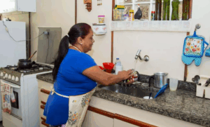 Trabalho doméstico no Brasil ainda é marcado por precariedade e