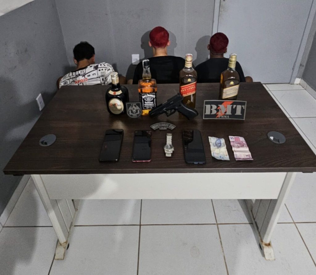 Três homens são presos por roubo de whisky de entregador