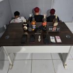 Três homens são presos por roubo de whisky de entregador