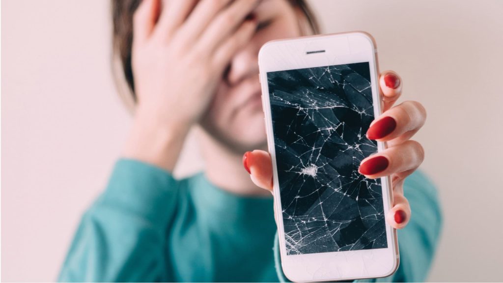 Vale a pena consertar um celular antigo?
