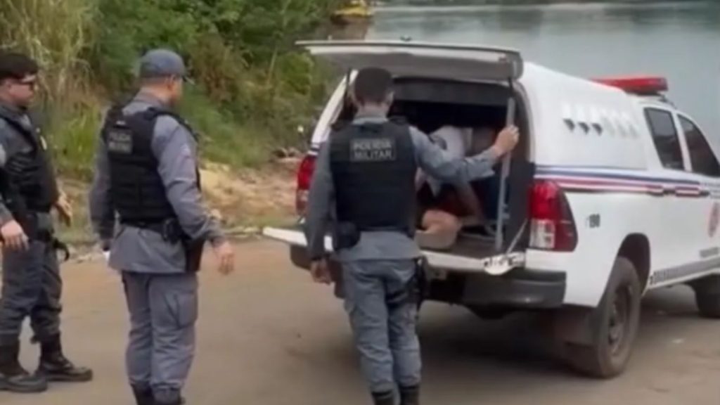 Vereador é preso após urinar na frente de passageiros em