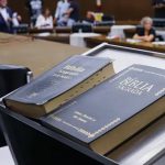 Vereadores propõem uso da Bíblia em escolas de 13 capitais