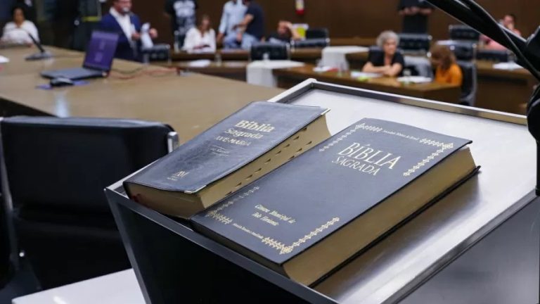 Vereadores propõem uso da Bíblia em escolas de 13 capitais