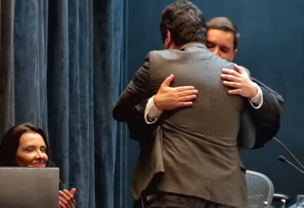Vídeo: Castro pede perdão a Pampolha na posse do ex-vice