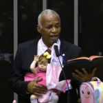 Vídeo: Com boneca no colo, deputado pastor diz que cuidar