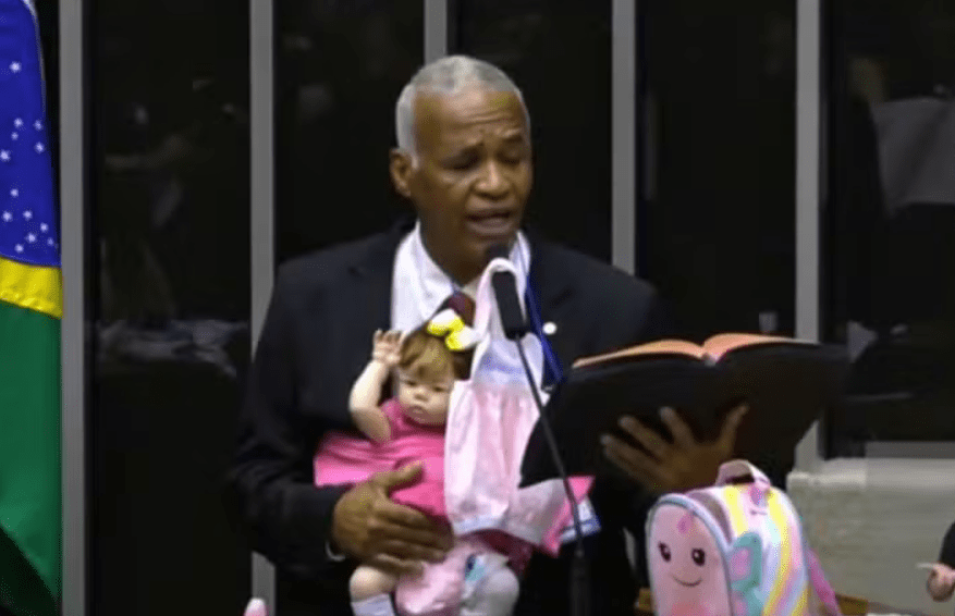 Vídeo: Com boneca no colo, deputado pastor diz que cuidar