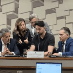 Vídeo: Influenciador joga tigrinho durante CPI das Bets e ganha