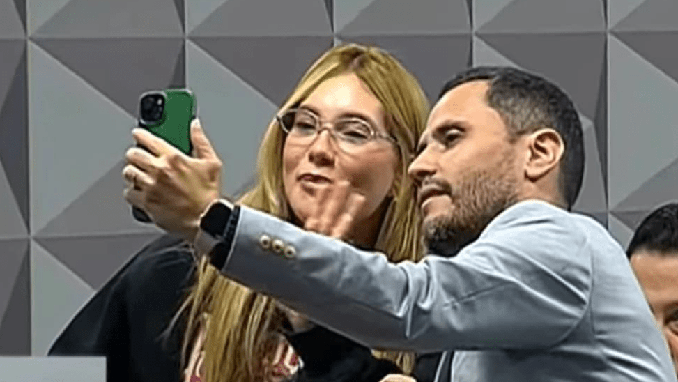 Vídeo: Senador tira selfie com Virgínia Fonseca durante CPI e