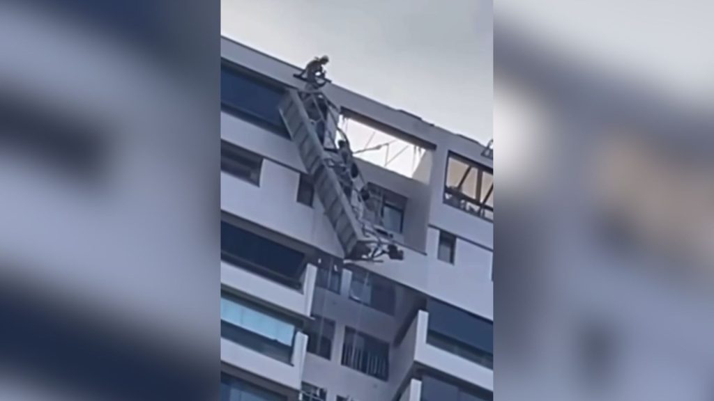 Vídeo: homens ficam pendurados em andaime no 22º andar de