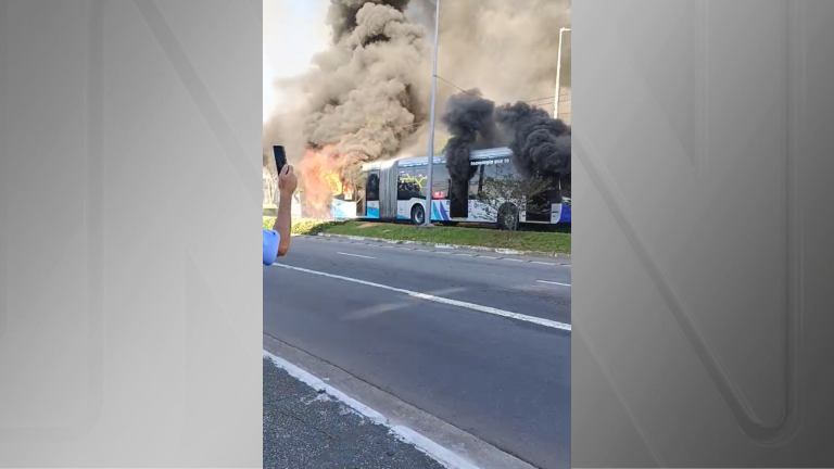 Vídeo: ônibus articulado pega fogo na zona sul de SP