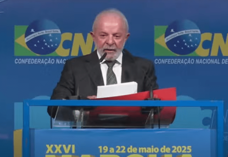 Vídeos: Lula é vaiado ao participar da Marcha dos Prefeitos