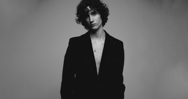 sombr, de 19 anos, com duas músicas no Top 15