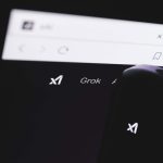 xAI culpa falha interna por respostas polêmicas do Grok