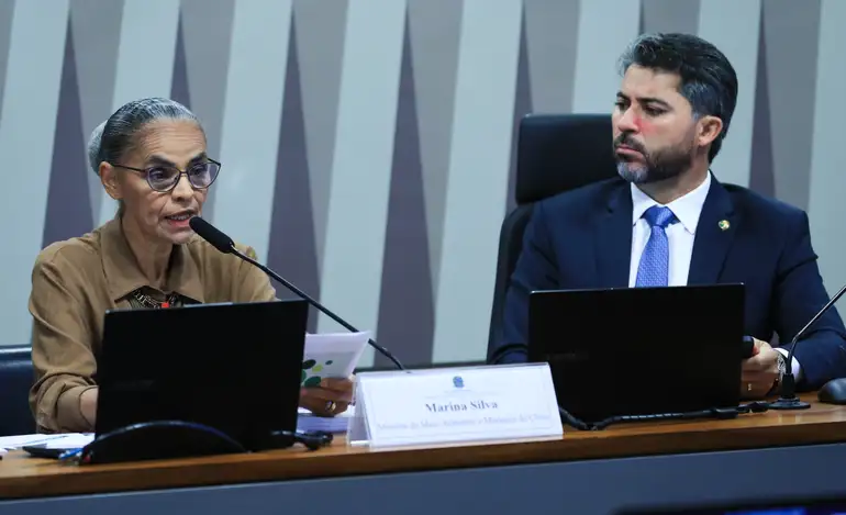 ‘Ofensivos e desrespeitosos’: Gleisi defende Marina Silva, que sofreu ataques