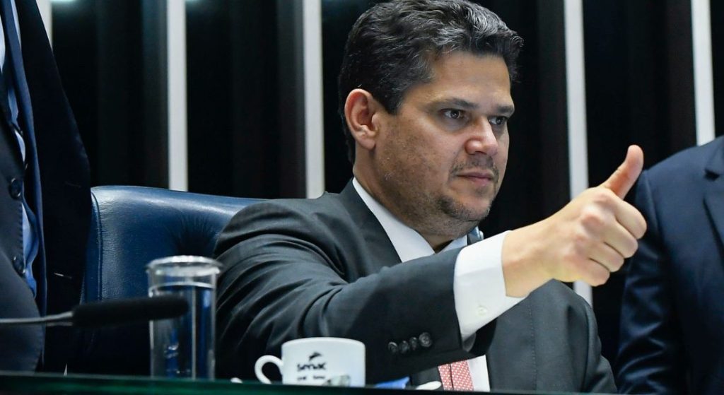 Alcolumbre articula votação relâmpago no Senado para derrubar aumento do