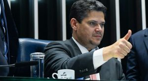 Alcolumbre articula votação relâmpago no Senado para derrubar aumento do