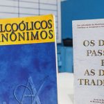 Alcoólicos Anônimos, que faz 90 anos, ganha mais participação feminina