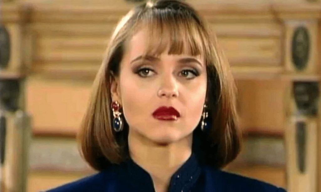 Antônia provoca e agride Paulina na prisão