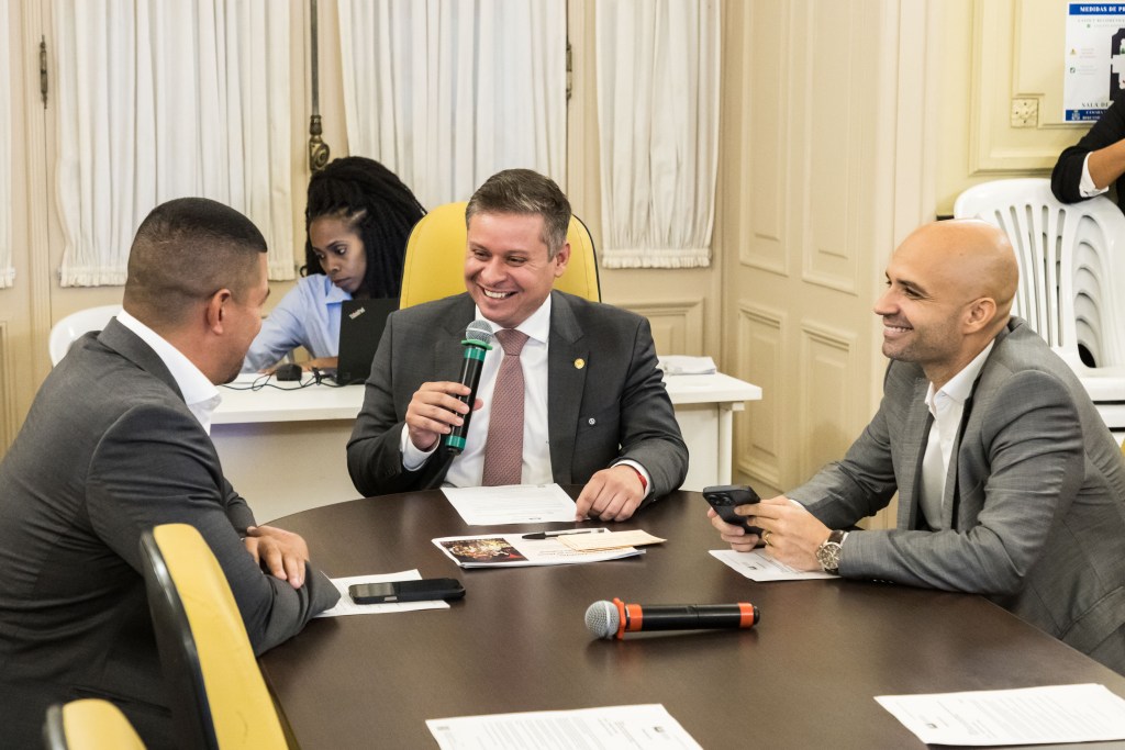Ao lado do líder de Governo, Felipe Pires critica gestão