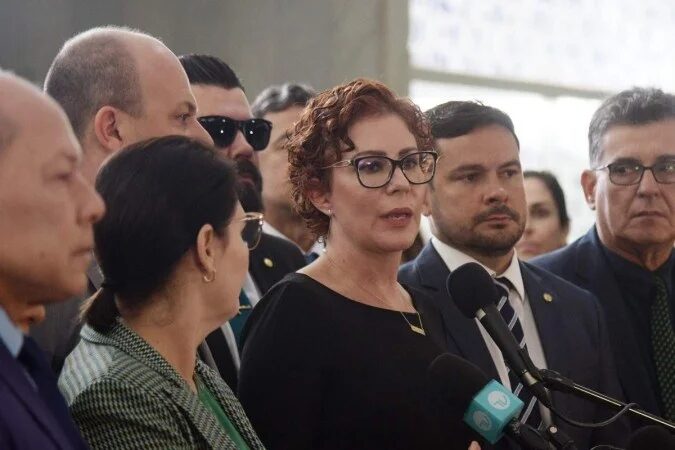 Após condenação no STF, Zambelli diz que deixou o Brasil