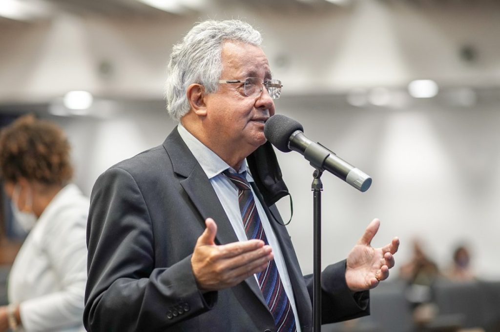 Após risco no chão de aliados de Bacellar, Dionísio Lins