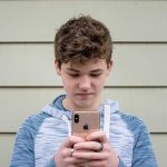 Apple anuncia novos recursos de segurança infantil em seus dispositivos