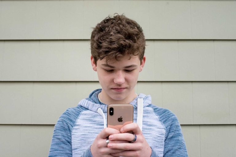 Apple anuncia novos recursos de segurança infantil em seus dispositivos