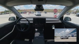Assista: robotáxi da Tesla vai sozinho da fábrica até o
