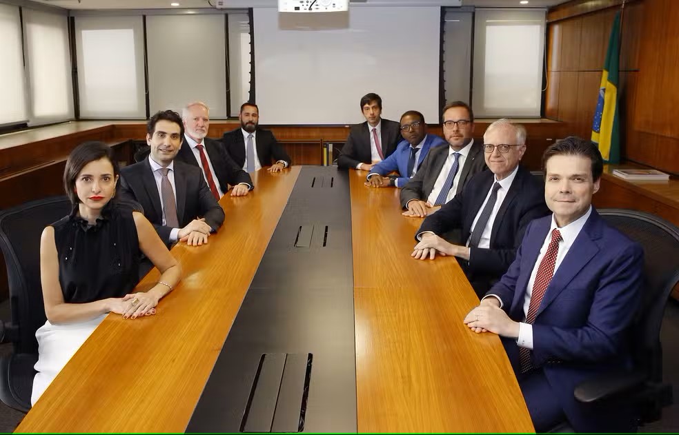 Banco Central eleva Selic a 15% e sinaliza possível fim