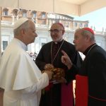 Bispo de Grajaú entrega tapete artesanal indígena ao Papa Leão